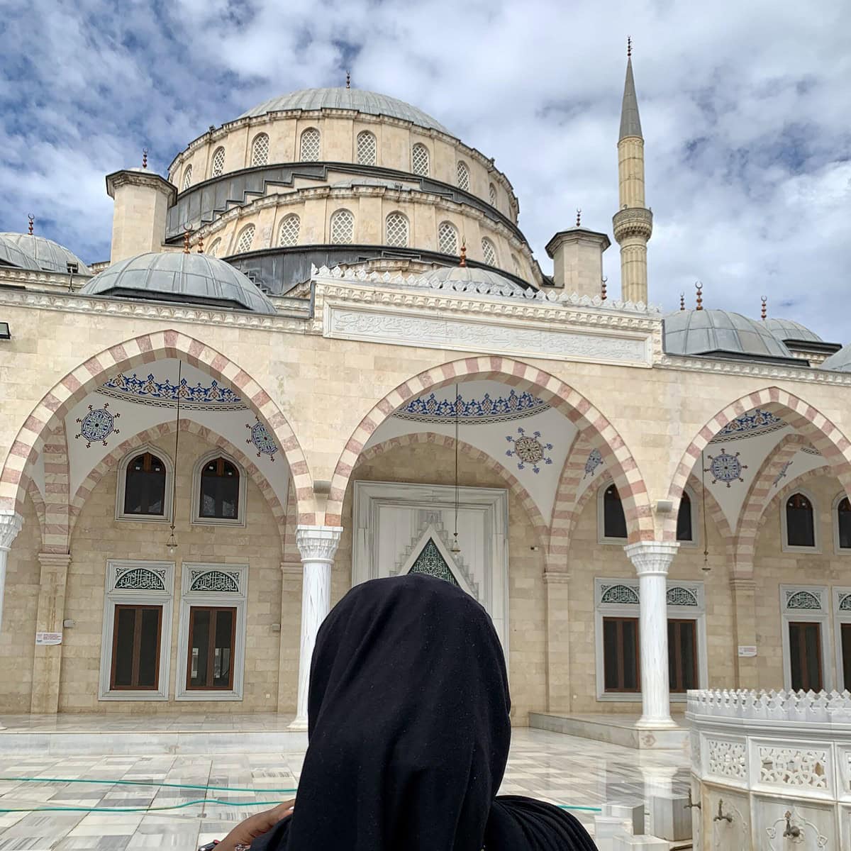 Blogger Christina Jane facing the Ghana National Mosque.