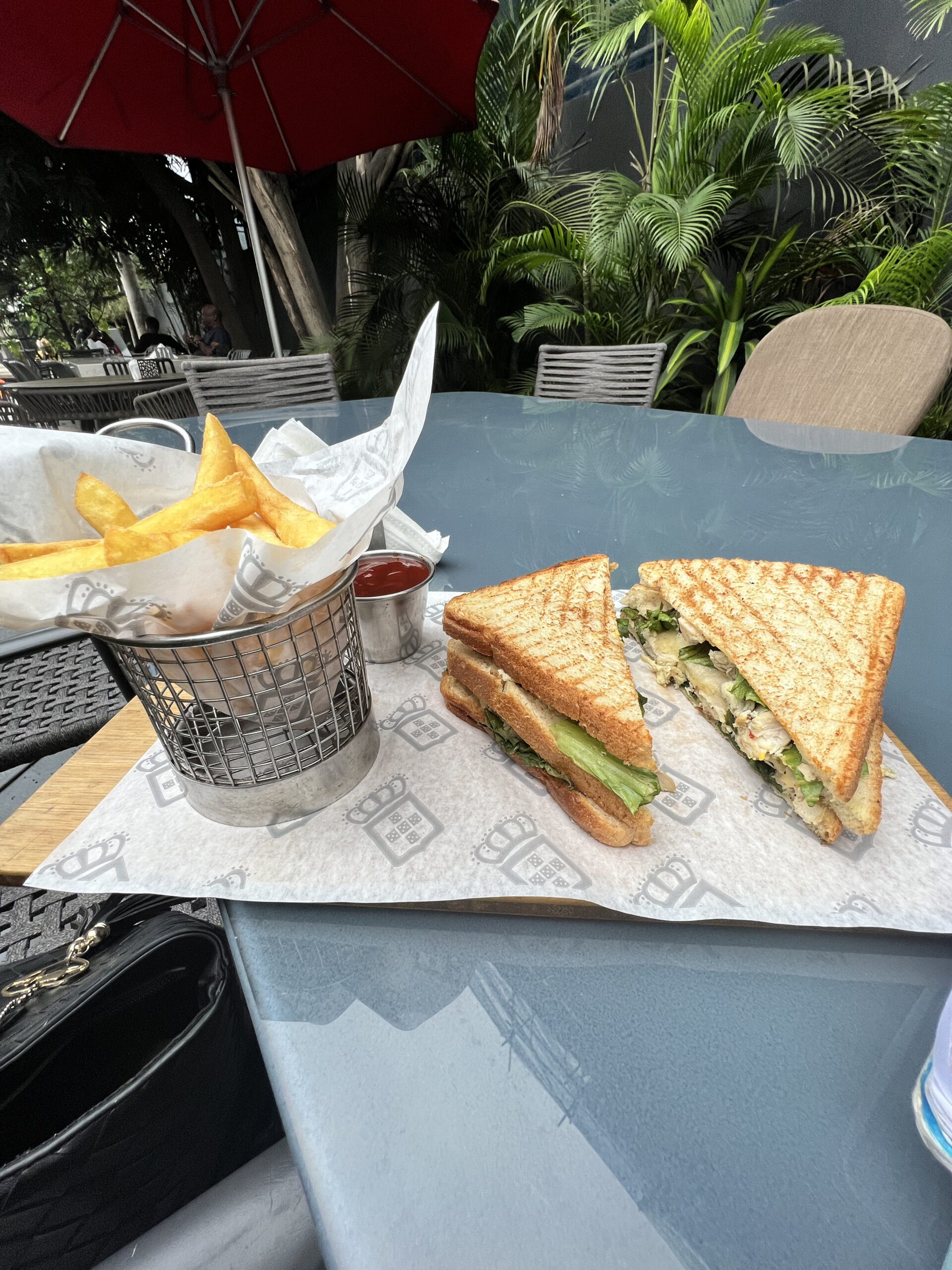 Sandwich and Fries - Cafe e Vida 