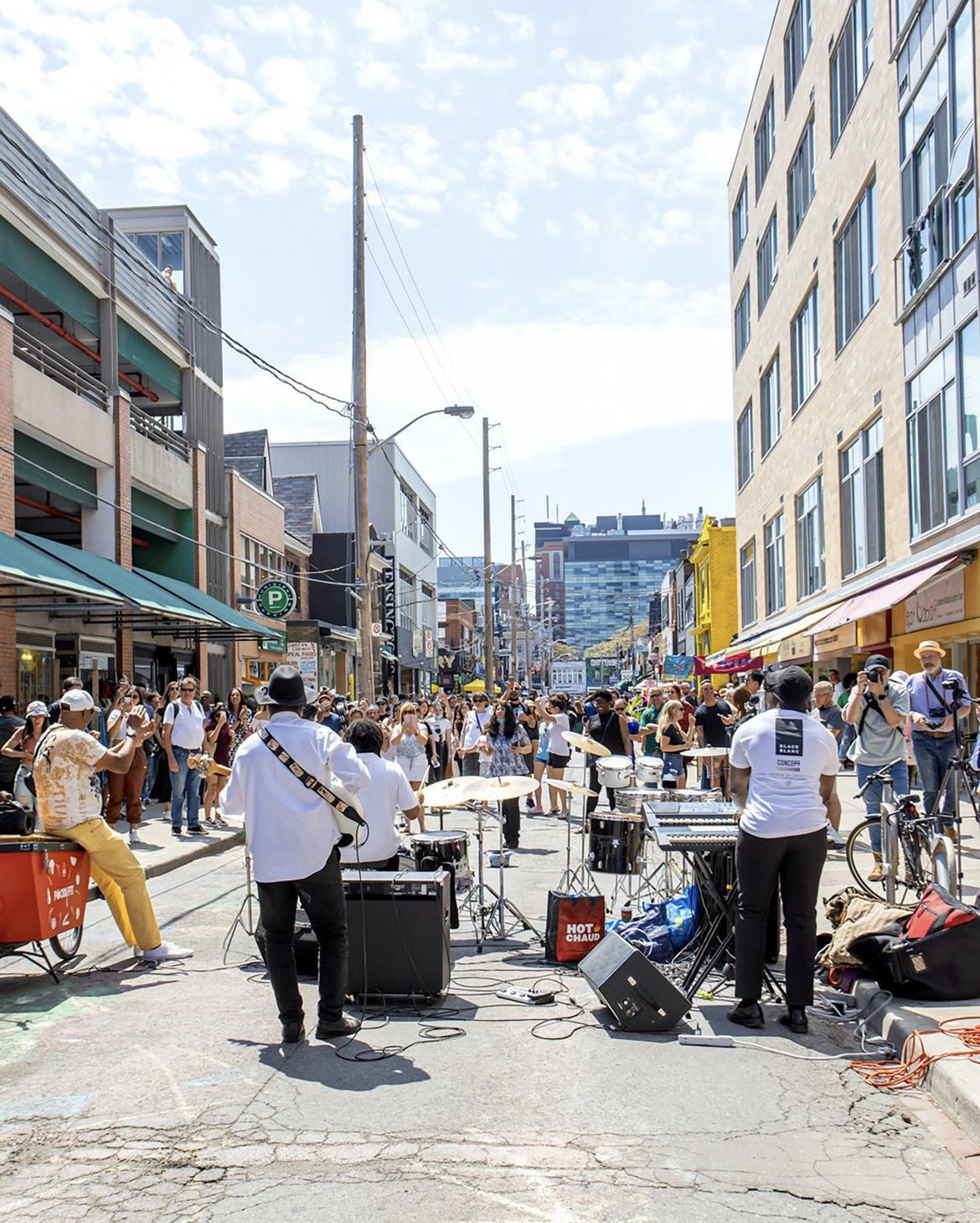 Performances at the Kensington Market 