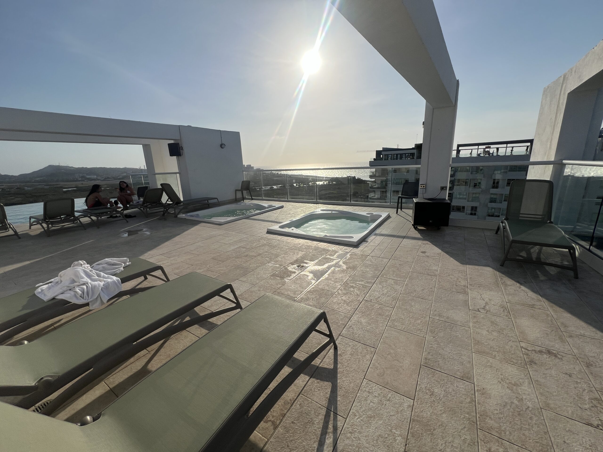 Lounge Rooftop and Jacuzzis 