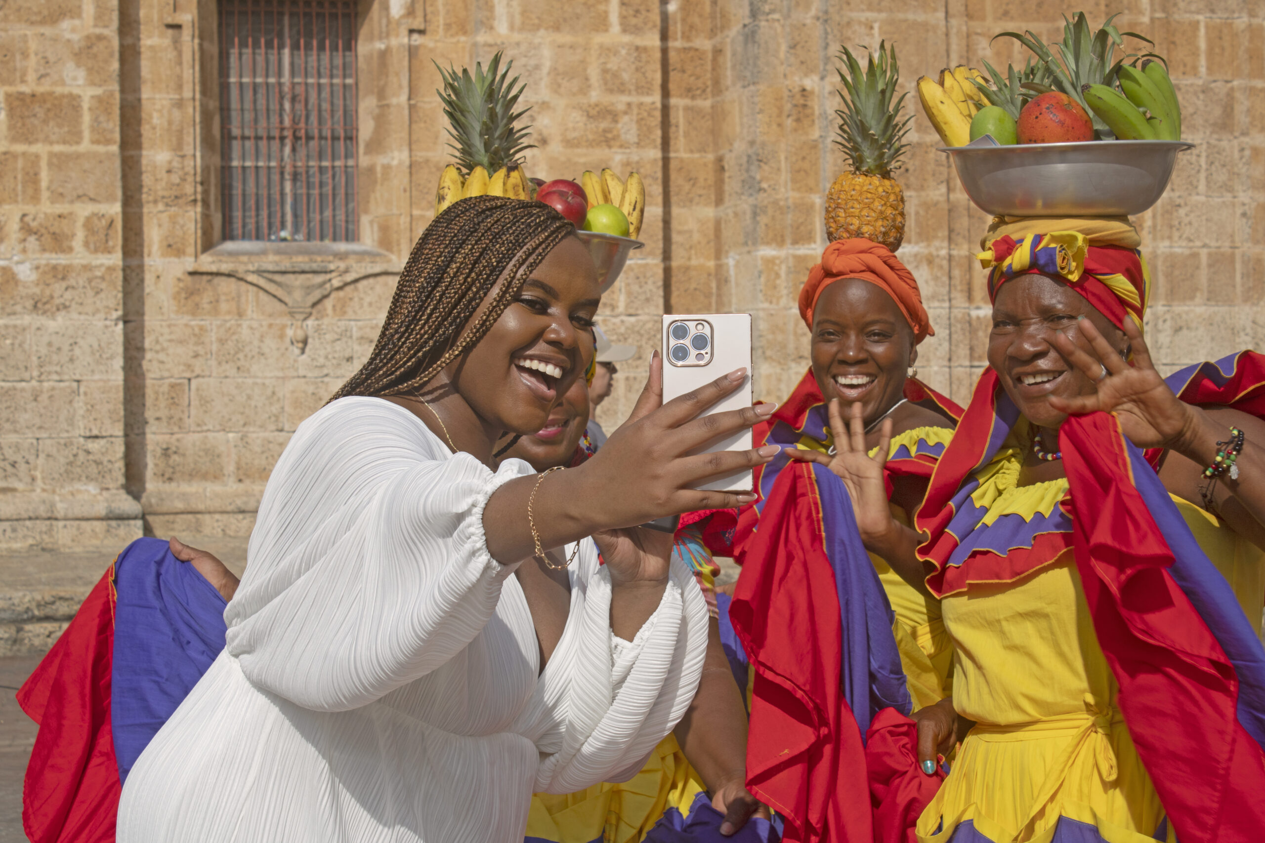 Taking a selfie with the palenqueras 