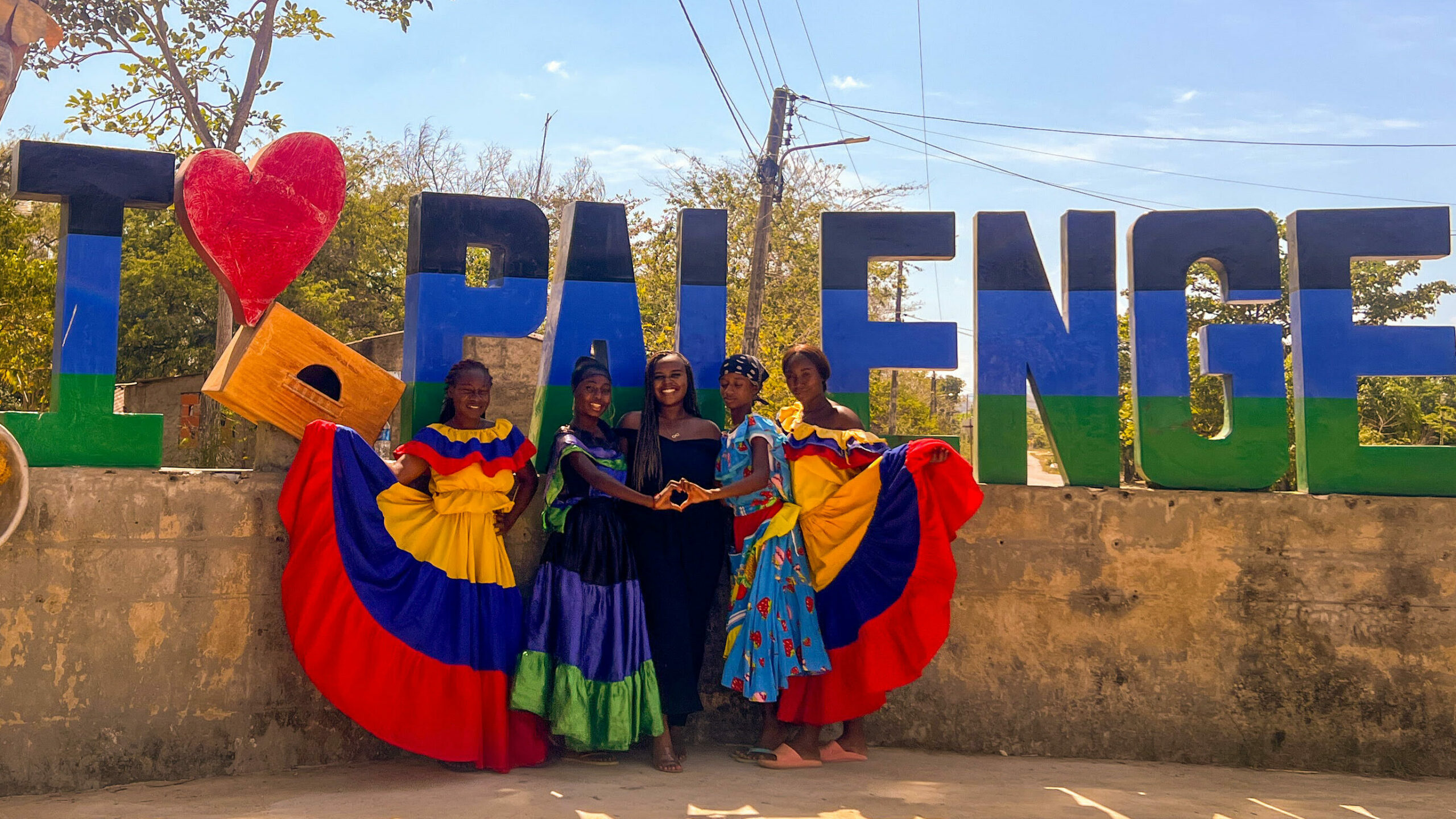 Christina Jane taking a picture with Palenqueras in Palenque 