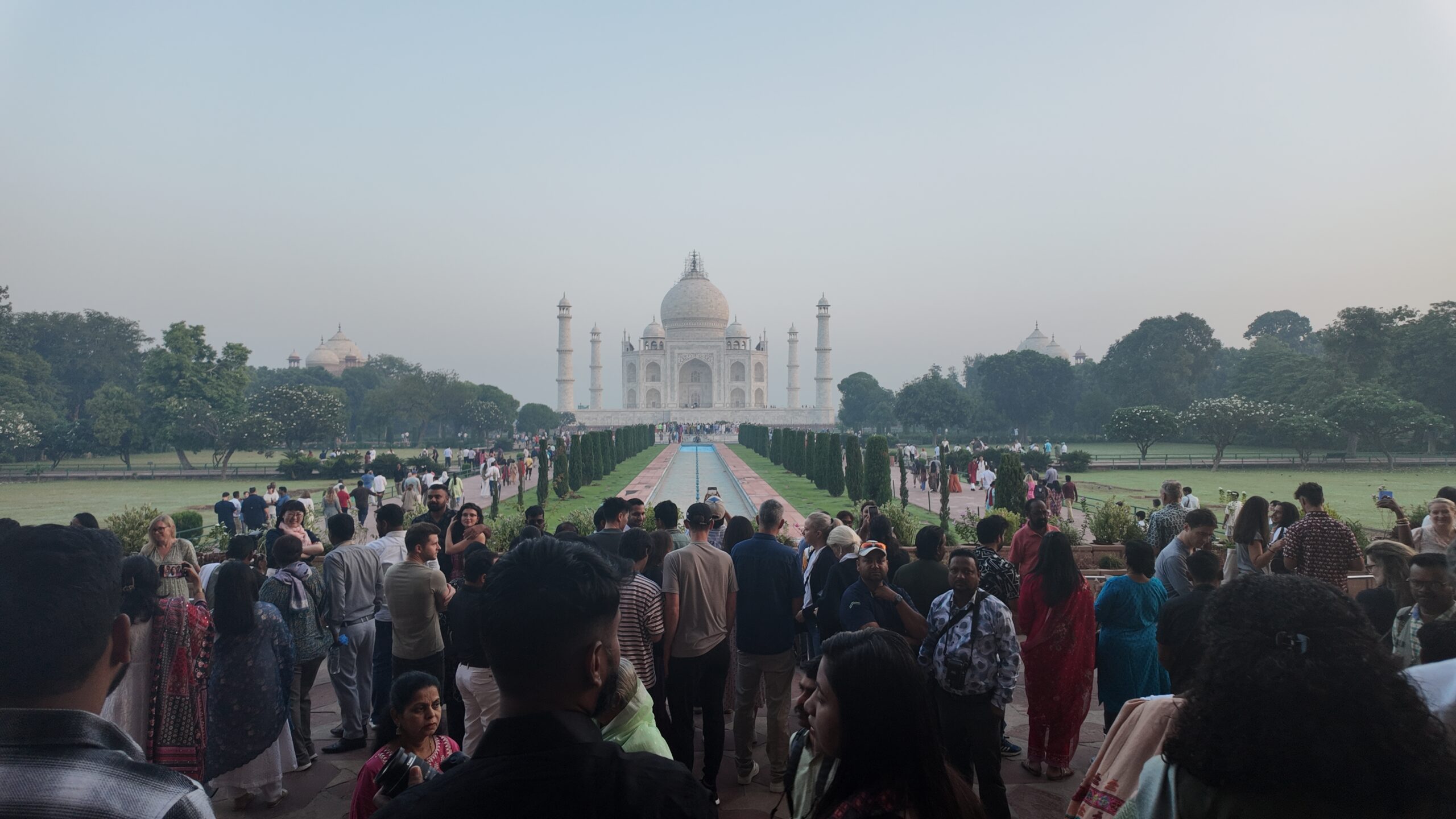 Taj mahal crowds 